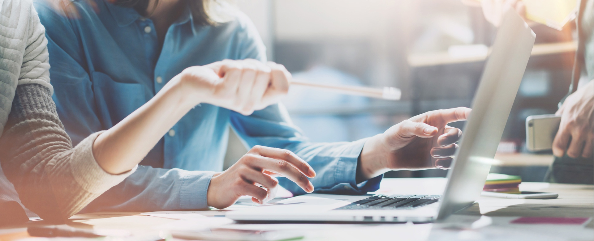 聯系我(wǒ)們(men)